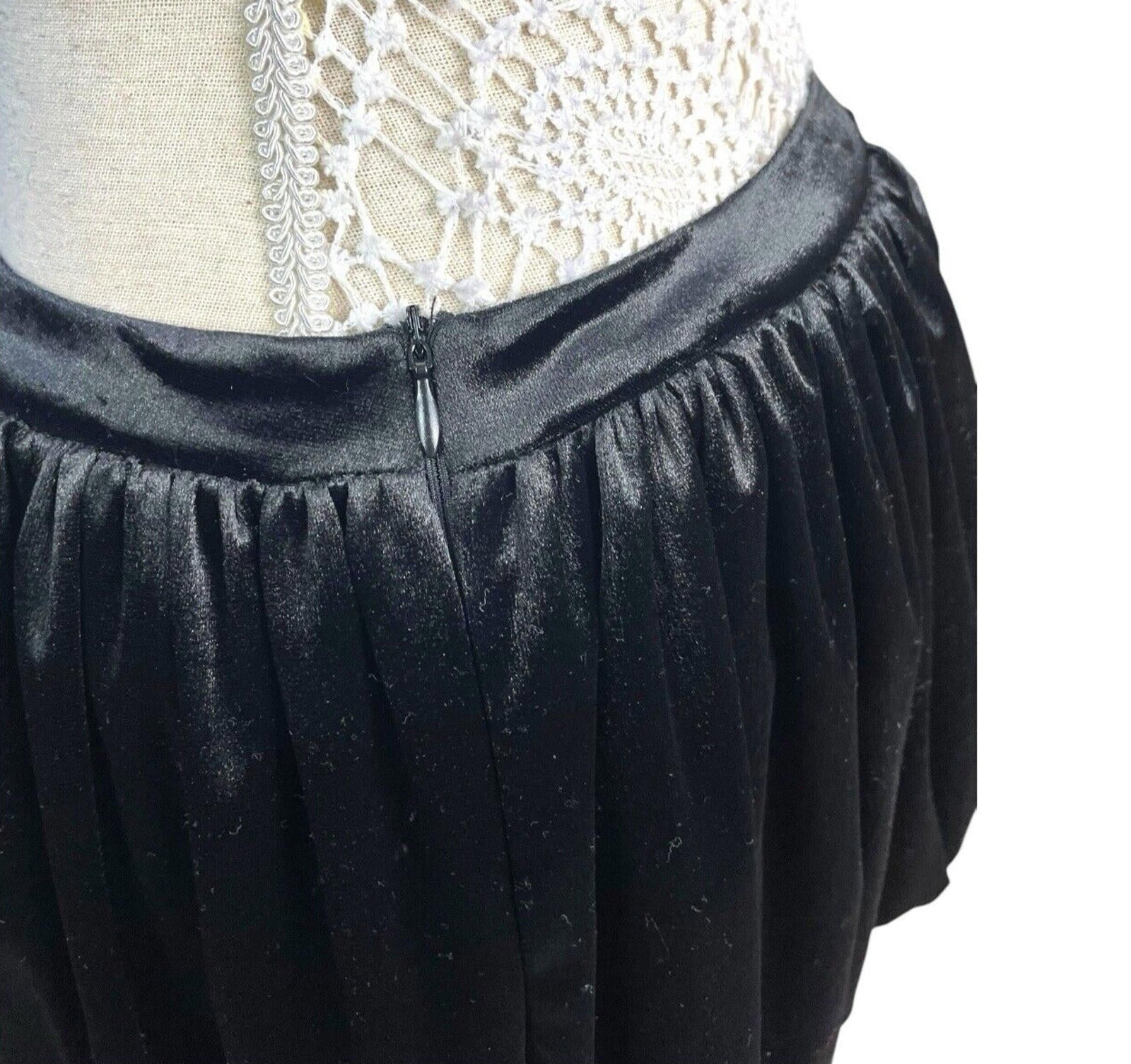 Pretty Little Thing Black Velour Bubble Hem Mini Skirt Women’s UK Size 8