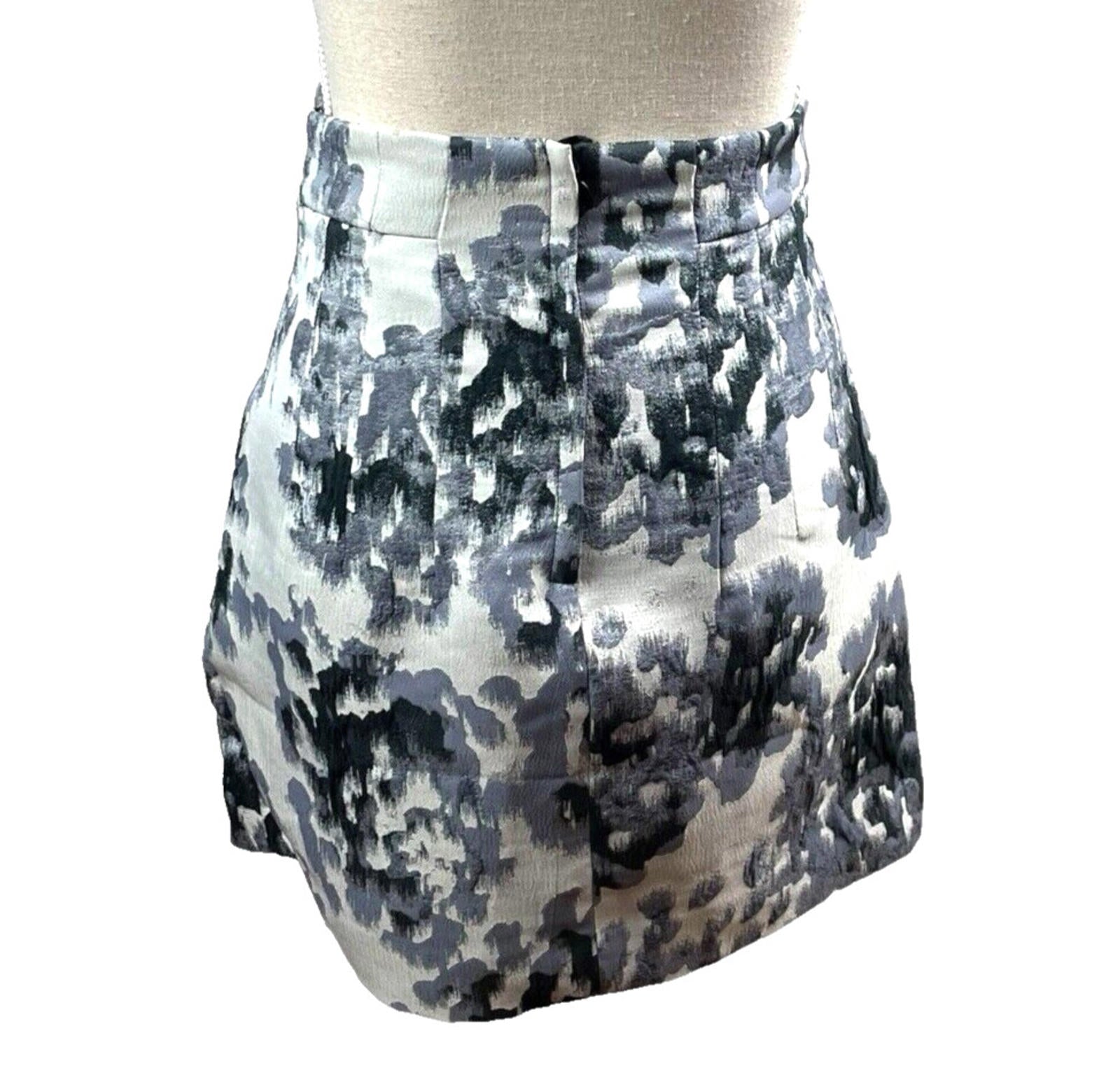 H&M Abstract Print Skirt Women’s UK Size 8 White High Waist Textured Zip Lined