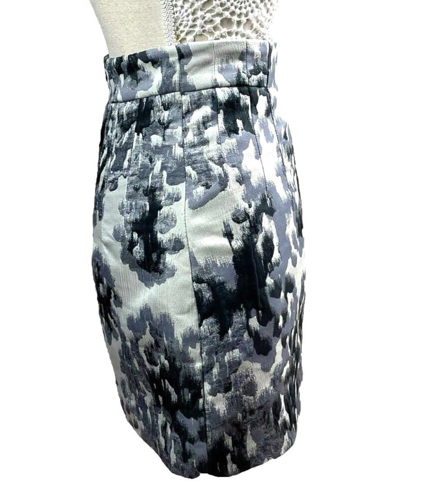 H&M Abstract Print Skirt Women’s UK Size 8 White High Waist Textured Zip Lined