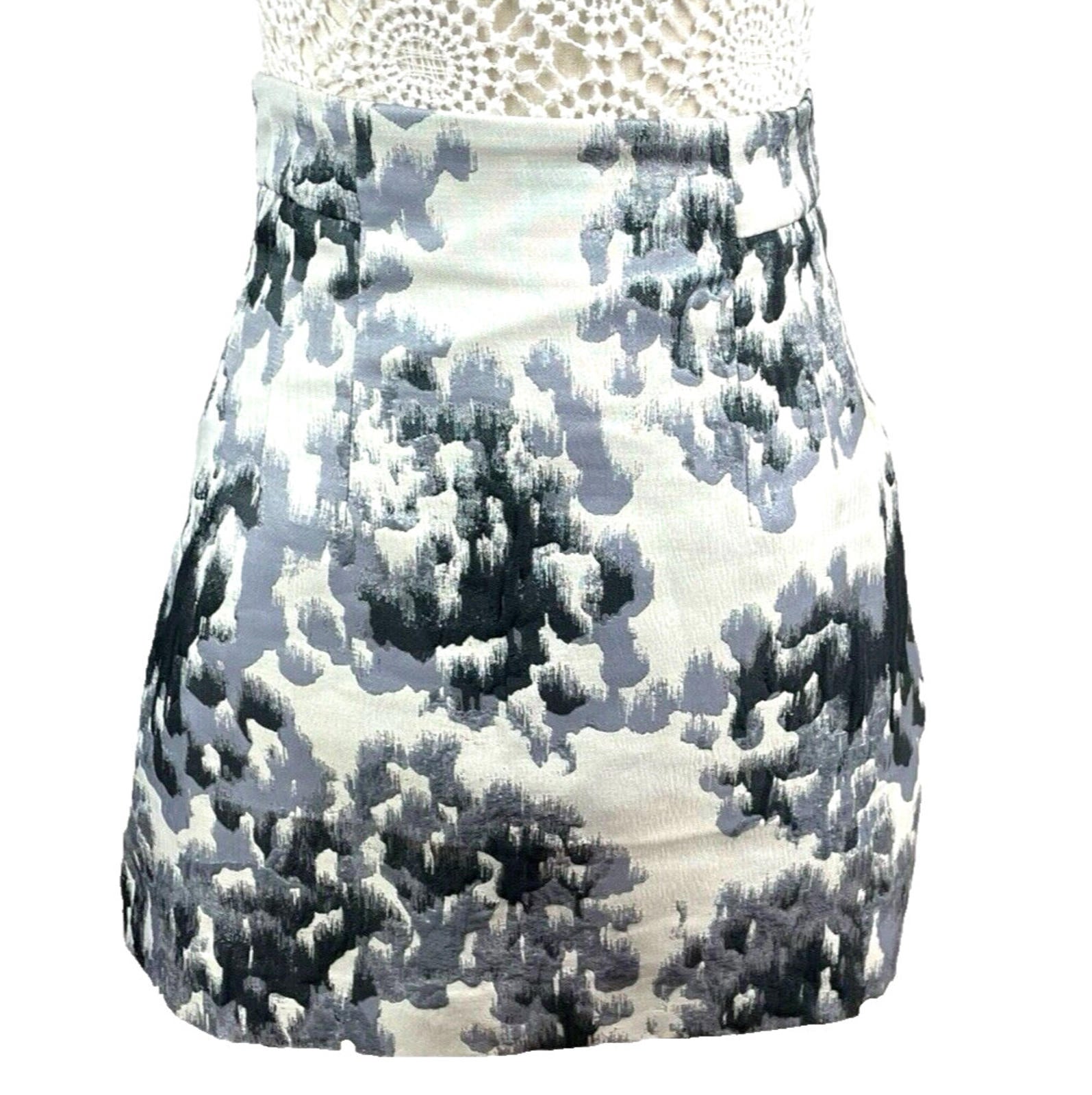 H&M Abstract Print Skirt Women’s UK Size 8 White High Waist Textured Zip Lined