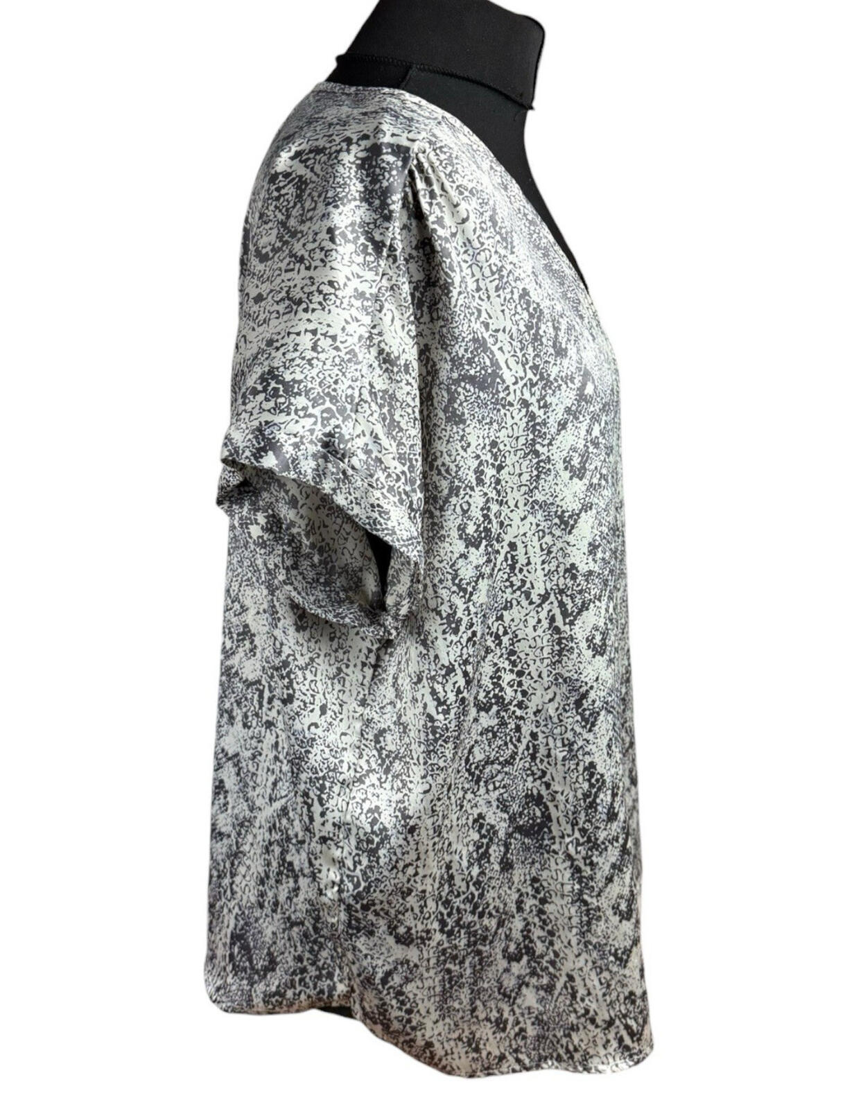 Avon Satin Blouse Top Women’s UK Size 18/20 Vneck Animal Print Silver