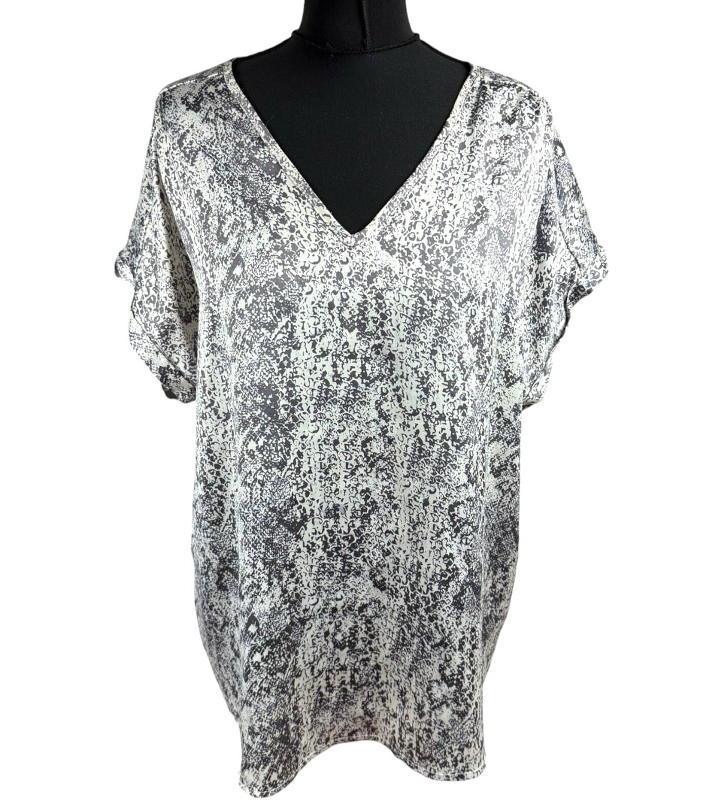 Avon Satin Blouse Top Women’s UK Size 18/20 Vneck Animal Print Silver