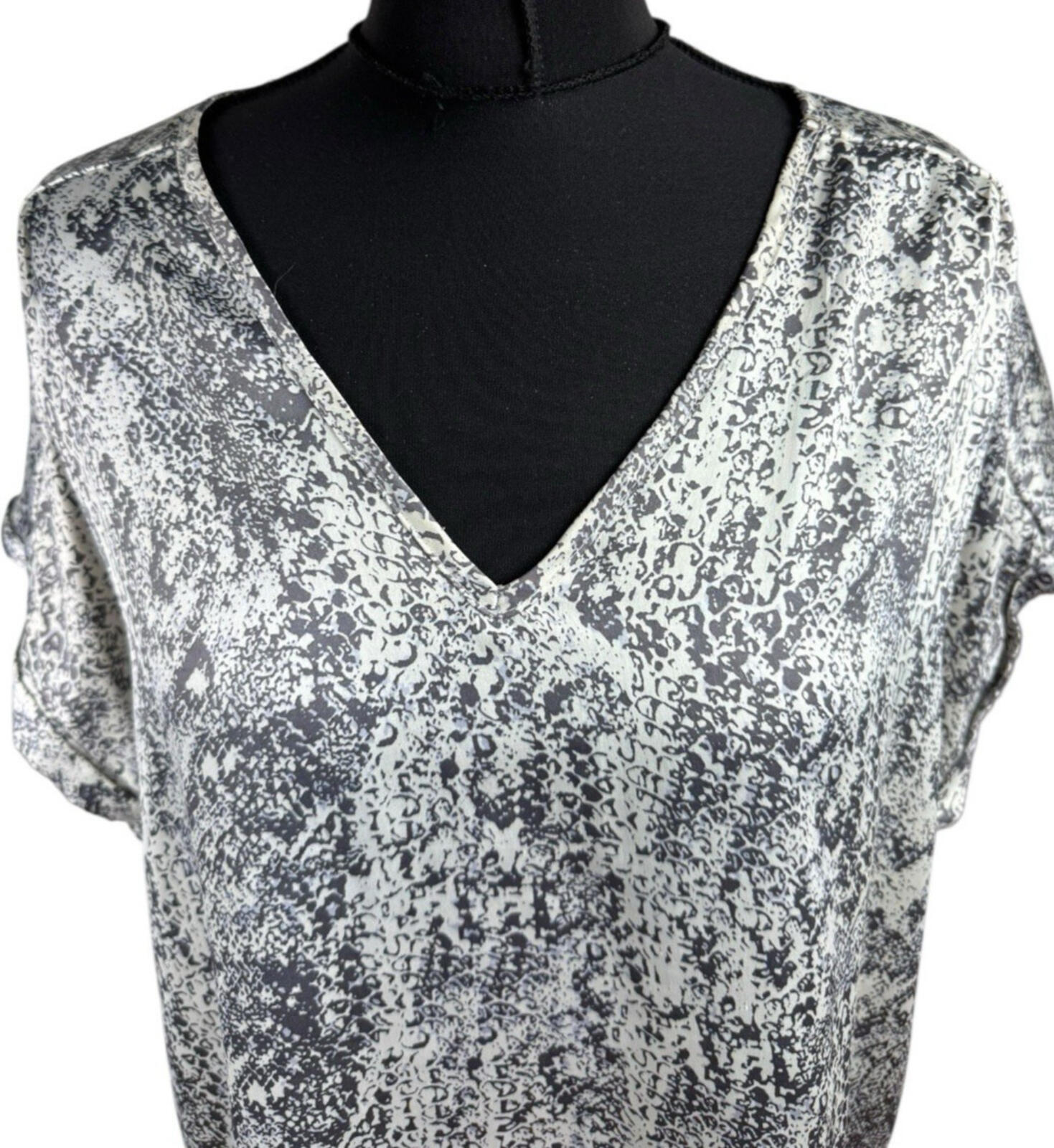Avon Satin Blouse Top Women’s UK Size 18/20 Vneck Animal Print Silver
